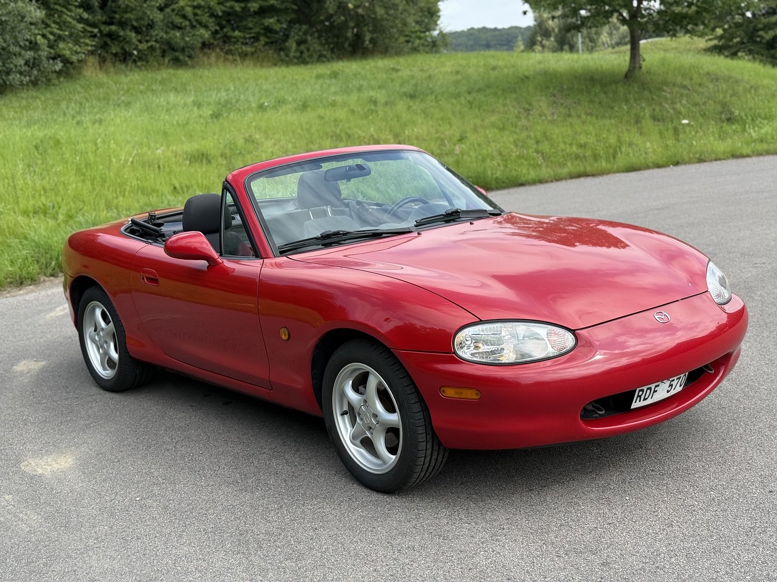Exterior image of 1999 Mazda MX-5
