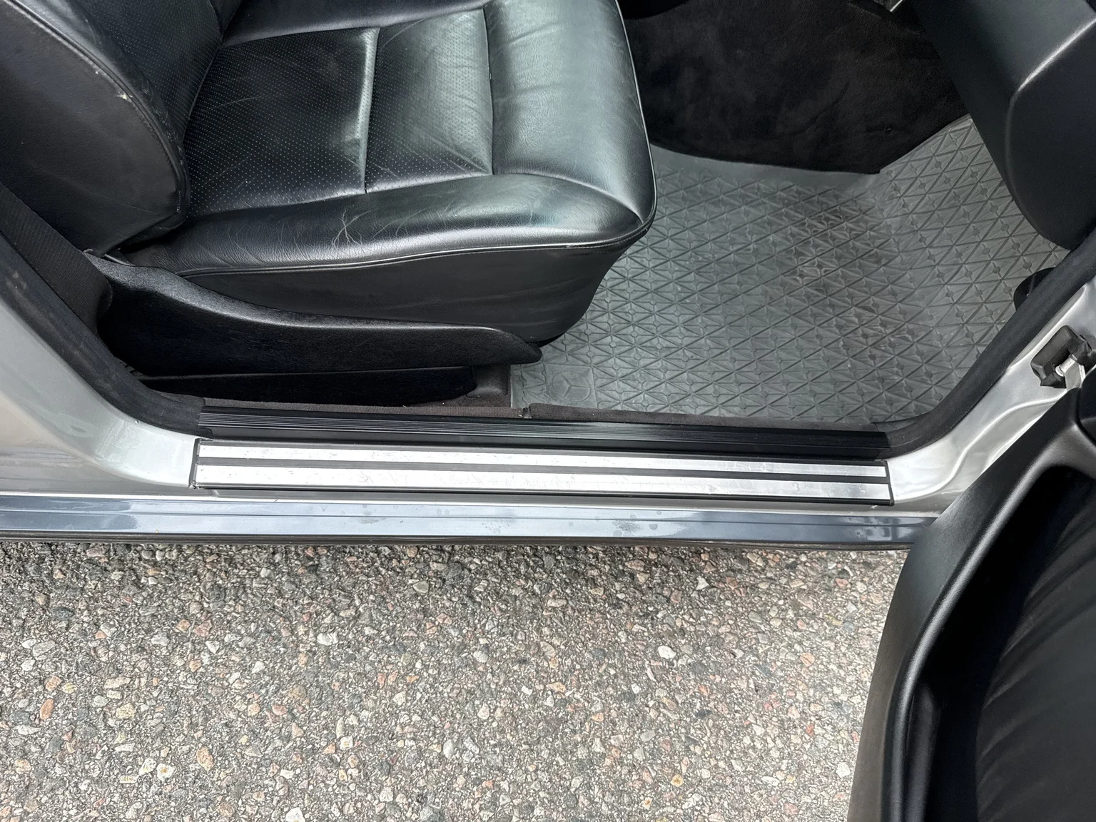 Interior image of 1994 Mercedes-Benz E 320 T (70)