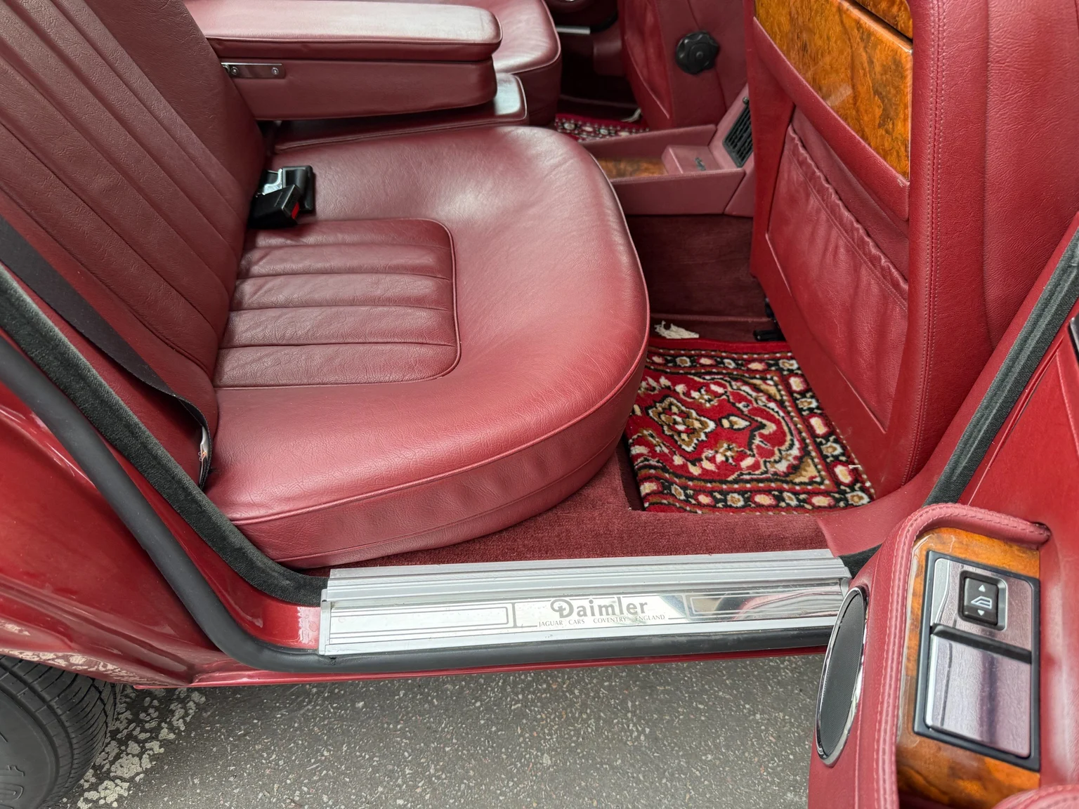 Interior image of 1988 Daimler Six (57)