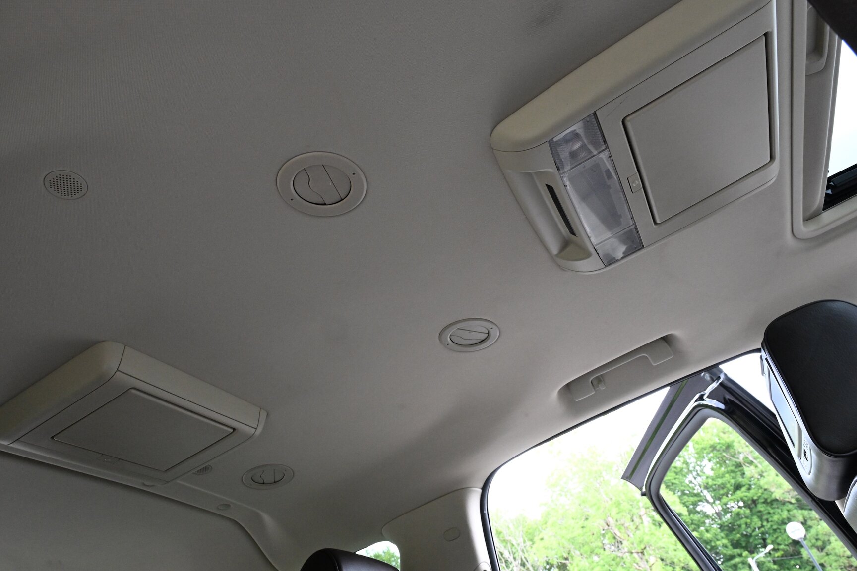 Interior image of 2010 Cadillac Escalade ESV 6.2 Flexfuel