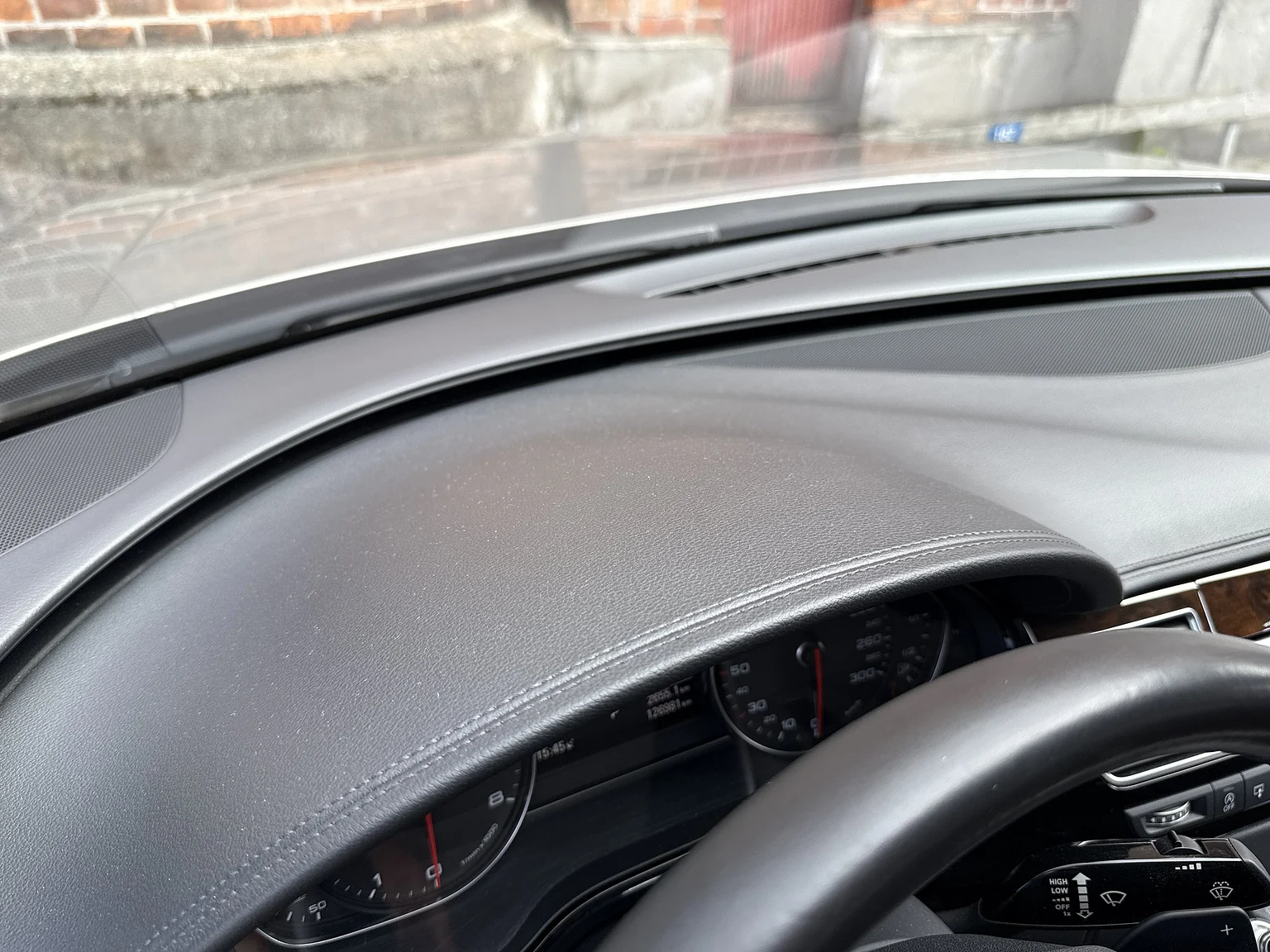 Interior image of 2014 Audi A8 4.0 TFSI (111)