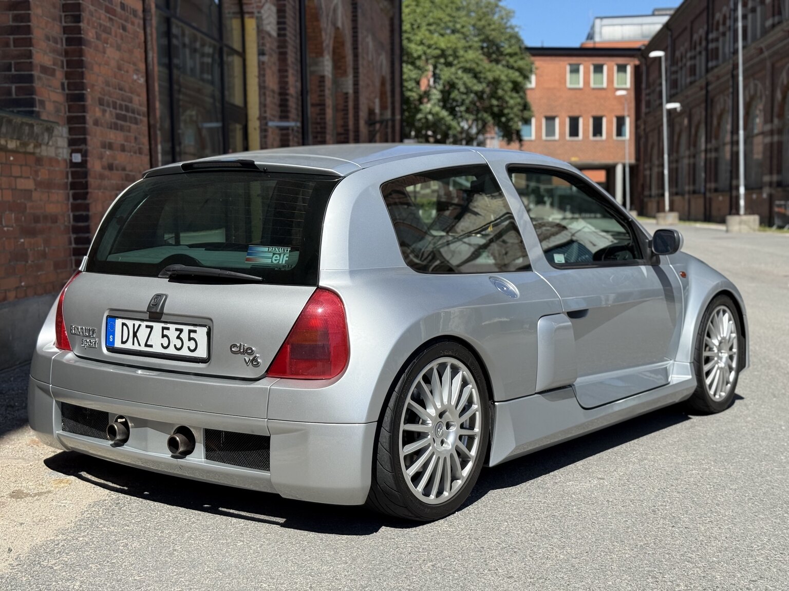 Exterior image of 2002 Renault Clio Sport V6