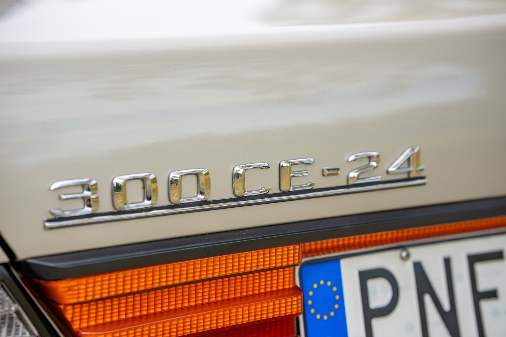 Exteriörbild på 1992 Mercedes-Benz 300 CE-24