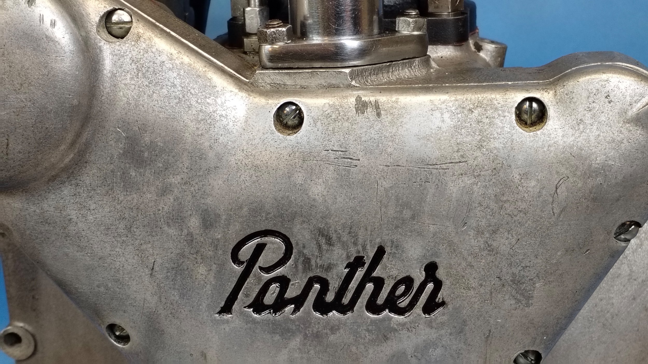 Panther-loggan på motorns registerkåpa